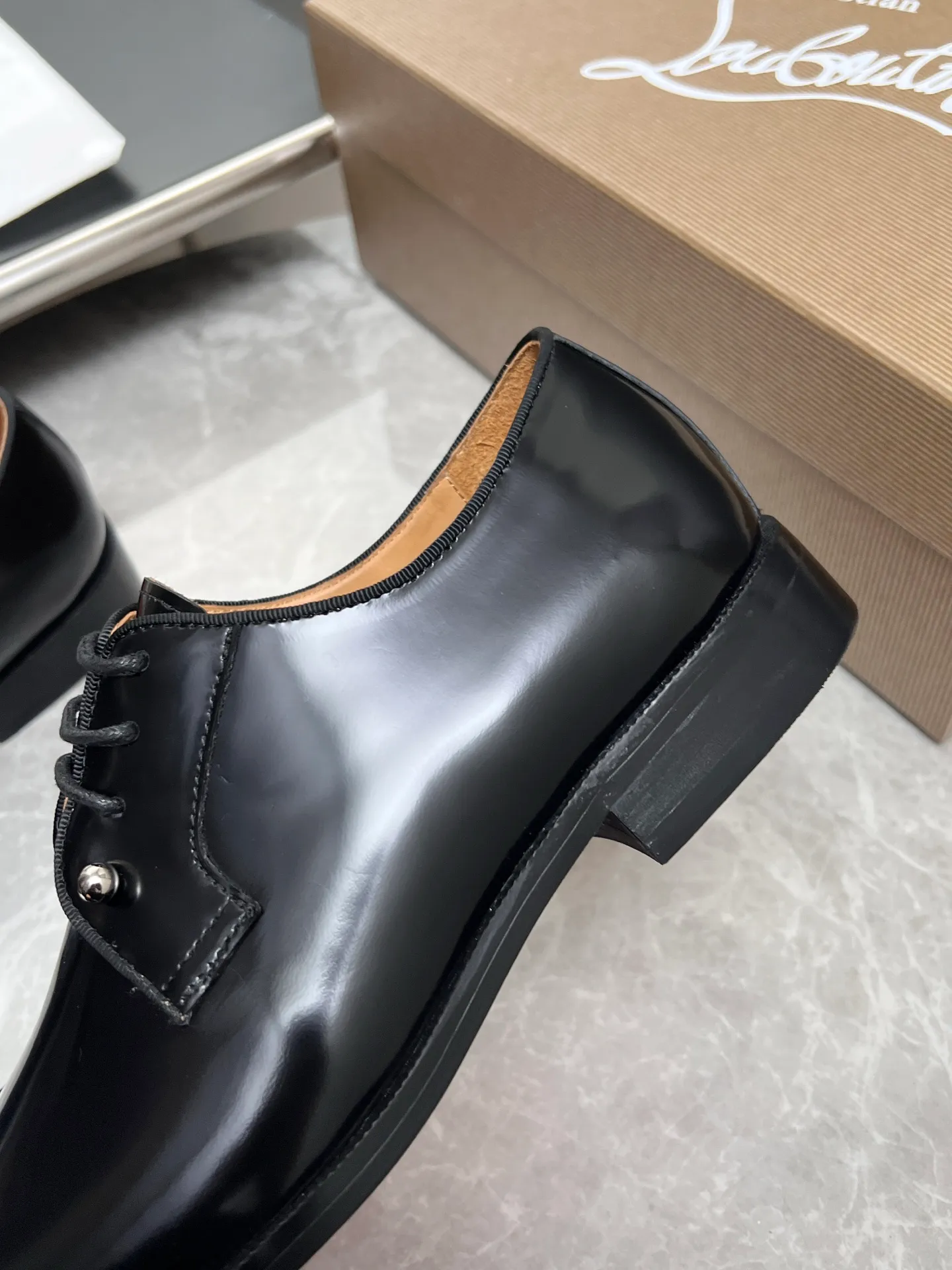 [CL red sole] Top P: 900💰 Number of yards: 39~44 (38.4546. Customized, non-refundable) CL new men's formal shoes Loaf leather shoes Christia* Loubouti* red sole shoes The red sole is luxurious and elegant, reshaping the style boundary of casual formal wear. It is extremely innovative in material selection, and creates a rich visual and tactile experience through the collision of different materials! Made of top-grade calfskin/glossy patent leather/spliced ​​technical fabric in contrasting colors. The upper is stitched by hand with fine and even stitching. It is based on the square-toe loafer shoe shape, with neat and elegant lines, which fits the toughness of men's wear. The upper is embellished with metal rivets, injecting individual details into classic loafers, breaking the mediocrity of casual shoes, and giving a concrete expression of "low-key luxury". From the original color/red cowhide lining inside the shoe to the instantly recognizable red sole, the "red sole" is not only the brand's visual identity, but also a "luxury codeword" when walking. The red sole exposed inadvertently conveys taste and identity instantly. From the innovative splicing of materials, to the personalized fusion of design, to the ingenious inheritance of craftsmanship, the Christian Louboutin men's loafer series is not only a pair of casual shoes, but also a "yuppie style" dressing weapon for men. Whether it is a casual business meeting or a casual look for daily travel, it can help you become a unique and stylish man in every occasion with its "red Loaf" attitude.